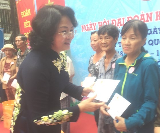 Vice President Nguyen Thi Ngoc Thinh presents gifts to social welfare beneficiaries and poor people (Photo: SGGP)