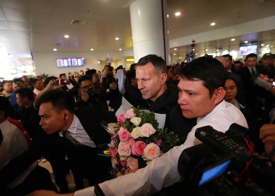 Ryan Giggs, Paul Scholes arrive in Vietnam