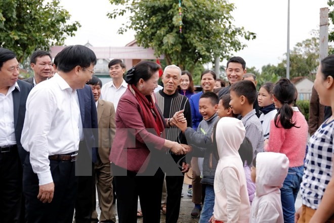 National Assembly Chairwoman Nguyen Thi Kim Ngan and residents in Sen 3 hamlet, Kim Lien commune, Nam Dan district, central Nghe An province (Source: VNA)