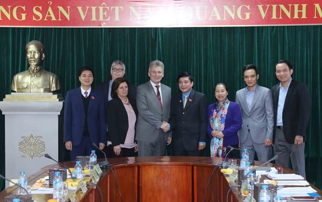 Representatives of the Vietnam General Confederation of Labour and the Austrian Trade Union Federation have a meeting on November 21 (Photo: VNA)