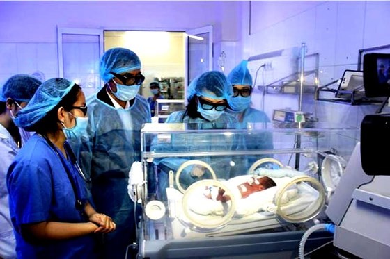 Health Minister Tien visits the section for taking care of premature babies in Bac Ninh hospital (Photo: SGGP)