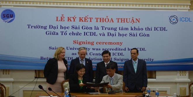 Scene at the signing ceremony between Sai Gon University and the International Computer Driving Licence (ICDL) Foundation (Photo: sgu.edu.vn )