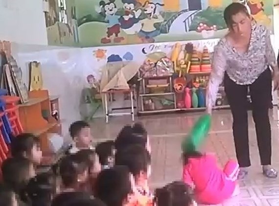 The photo cut from the clip shows teacher tortureed children in the daycare center 