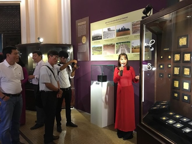 Visitors listen to discussions about Oc Eo jewelry at the exhibition “Bau vat Vuong quoc co - Nghe thuat kim hoan va trang suc Oc Eo” (Treasures of Ancient Kingdom – Oc Eo Jewelry and Ornament) at the HCM City Museum of History (Photo: VNA)