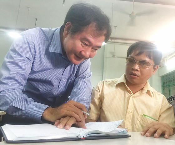A representative from the Department of Health listens to Nguyen Van Thanh's opinion (SGGP)