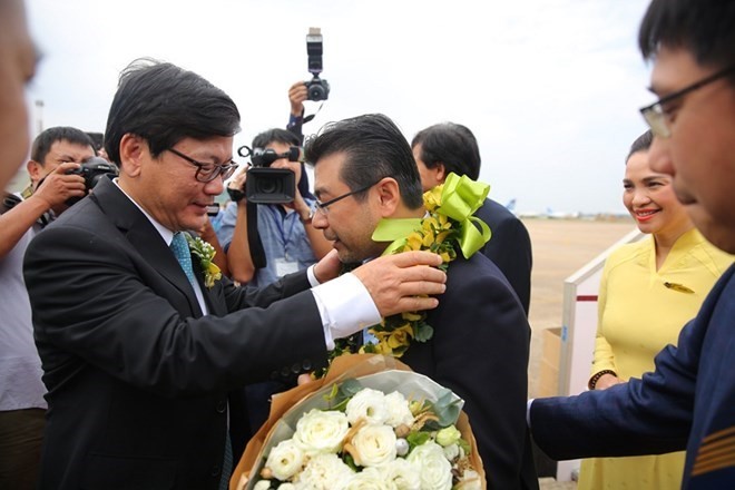 Nguyen Truong Chinh, the 200 millionth passenger of Vietnam Airlines, was welcomed at Tan Son Nhat International Airport (Source: Vietnam Airlines)