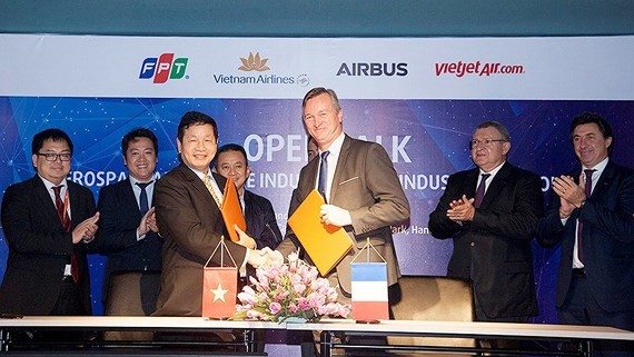 Representatives of Airbus and FPT Software at the signing ceremony to develop aviation technology (Photo: SGGP)