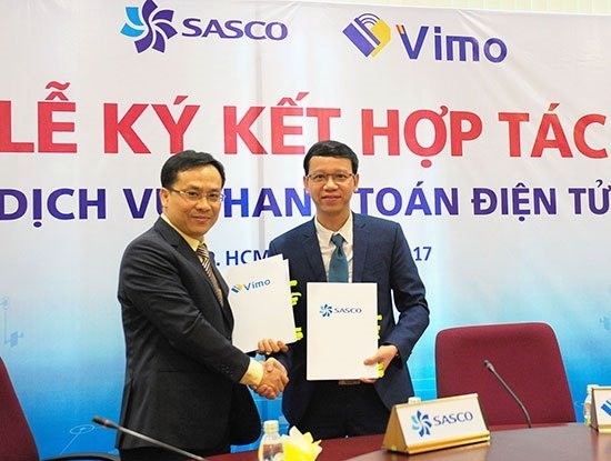 Representatives of Vimo and SASCO sign an agreement on launching electronic payment services for Asian tourists when travelling into Vietnam. — (Source: ictnews.vn)