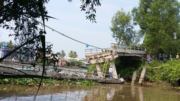 Bridge collapses in Tien Giang following barge collision
