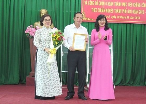 Nguyen Thi Thu, deputy chairwoman of the HCM City’s People’s Committee, recognised District 6 for achieving the goal of no longer having poor households. (Photo: sggp.org.vn)