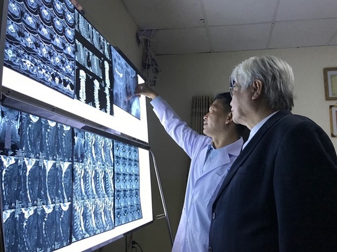 Dr. Vo Ngoc Thien An of the Hospital for Traumatology and Orthopaedics and Dr Vo Van Thanh, a consultant at HCM City’s Trung Vuong Hospital, discuss spinal cord dysfunction (Source: VNA)