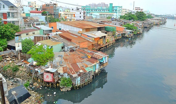 Slums along Doi canal in district 8 (Photo: SGGP)