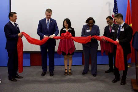 APHIS Deputy Administrator Blakely and Ambassador Kritenbrink open the APHIS office in Hanoi (Photo: Courtesy of the U.S. Embassy in Hanoi)