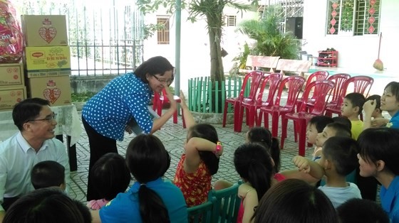 Ms. Thu plays with disadvantaged children in Khai Tri school (Photo: SGGP)