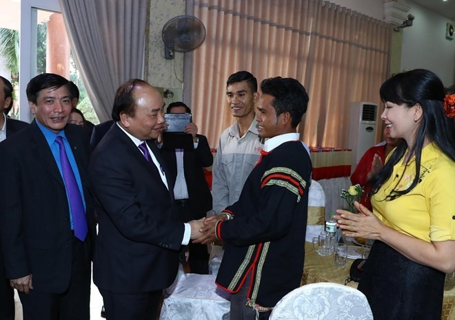 PM Nguyen Xuan Phuc visits and presents Tet gifts to needy workers in Dak Lak. (Source: VNA)