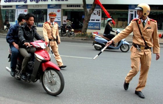 Traffic police handle violation (Photo: SGGP)