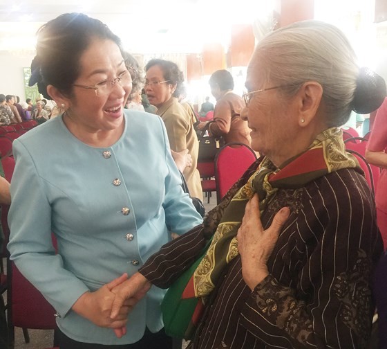Ms. Dung talks with a female political prisoner at the meeting (photo: SGGP)
