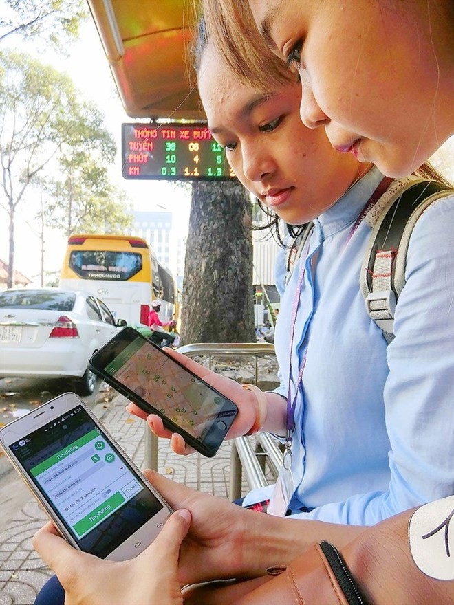 Students check bus routes on the BusMap app developed by HCM City, which is working towards becoming a smart city by 2020. (Source: sggp.org.vn)