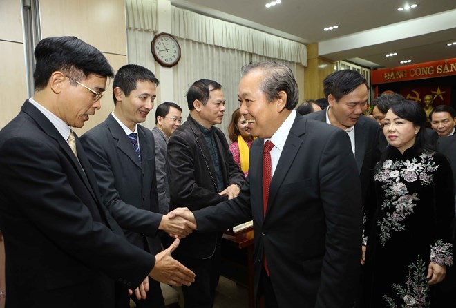 Deputy Prime Minister Truong Hoa Binh (R) meets with doctors of the National Hospital of Odonto-Stomatology on February 23 (Photo: VNA)