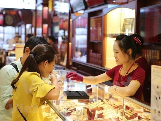 Customers at a gold shop (Photo: VNA)