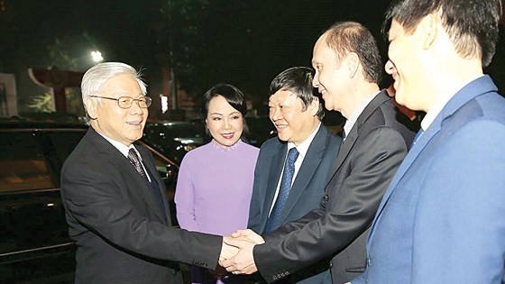 Party Chief Nguyen Phu Trong shakes hands with leaders of Health Ministry (Photo: SGGP)