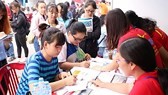 Students register  at a job fair (Photo: SGGP)