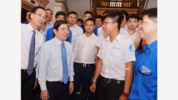 Chairman Nguyen Thanh Phong meets good students at the event (Photo: SGGP)