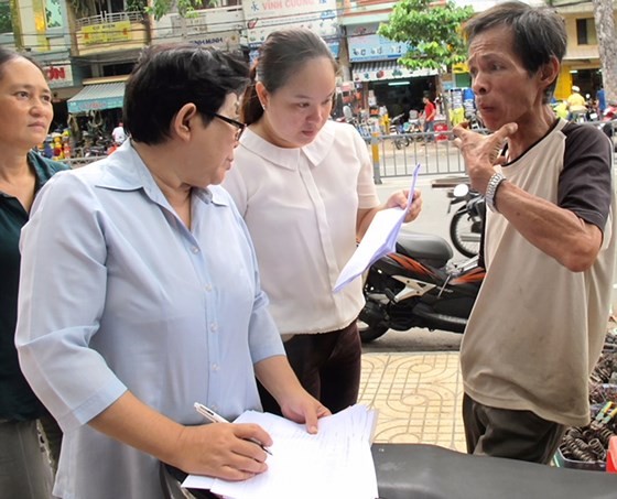 Social workers carry out survey of poverty households in district 5 (Photo: SGGP)