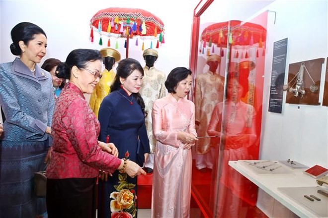 Wife of Prime Minister Nguyen Xuan Phuc, Tran Nguyet Thu (second, right), accompanies wife of the Lao PM, Naly Sisoulith (second, left) and wife of the Thai PM, Naraporn Chan-o-chan (first, left) to visit the Vietnamese Women’s Museum on March 31 (Photo: 