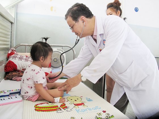 A medical worker is examining a tuberculosis kid in Pham Ngoc Thach hopital (Photo: SGGP)