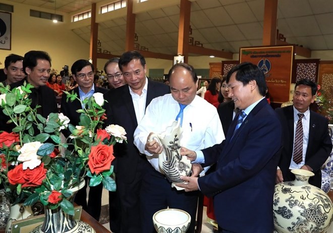 Prime Minister Nguyen Xuan Phuc (in white shirt) visits Chu Dau ceramic village in the northern province of Hai Duong. (Source: VNA)
