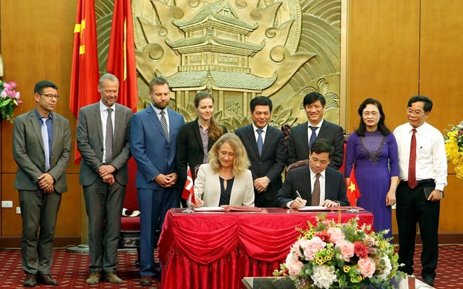 Vietnam and Denmark sign MOU on promoting strategic sector cooperation on health during visit to Vietnam of Minister of Health of Denmark Ellen Trane Nørby. (Source: VNA)