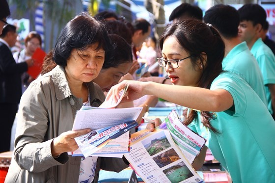 A visitor is finding out information of tours at the festival (Photo: SGGP)