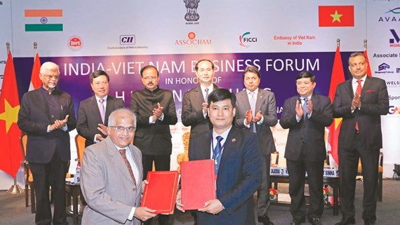 Indian and Vietnamese enterprises exchanged commercial trade agreement under the witness of President Tran Dai Quang (Photo: SGGP)