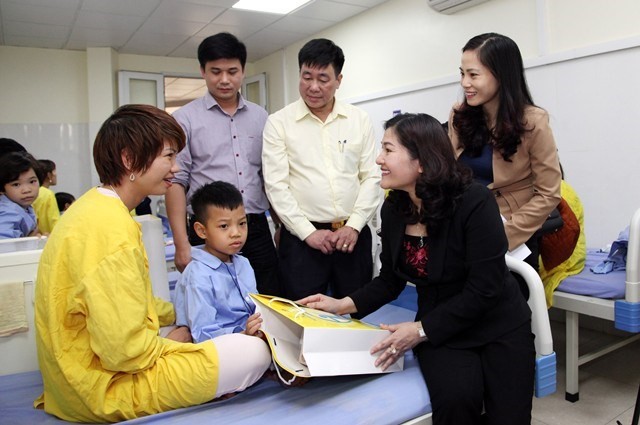 Deputy Minister of Labour, Invalids and Social Affairs Nguyen Thi Ha visits and presents gift to a patient (Source: laodongxahoi.net)