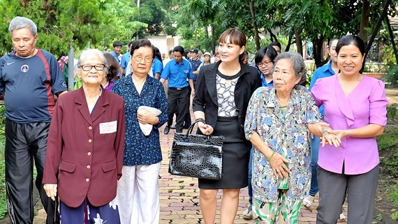 A group of people visit Thi Nghe house where many elderly pepole reside (Photo: SGGP)