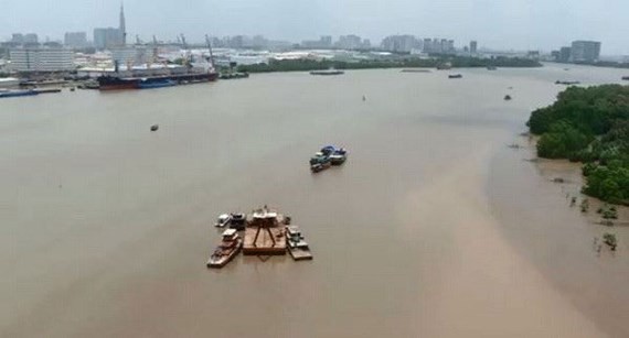 Barge collision happens in Sai Gon River