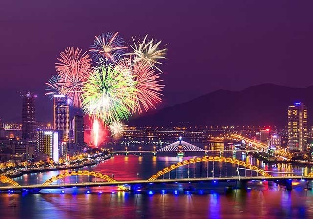 Fireworks over the Han River in Da Nang in 2015 (Photo: VNA)