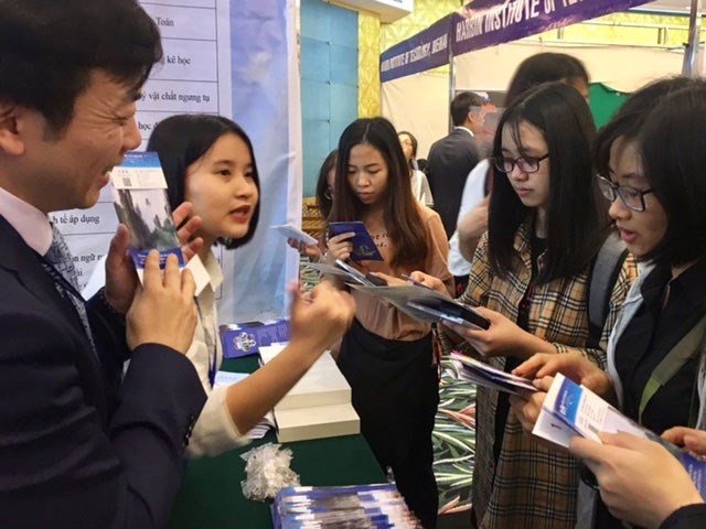 Vietnamese students seek information on studying in China at an exhibition on the sidelines of the forum (Photo: hanoimoi.com.vn)