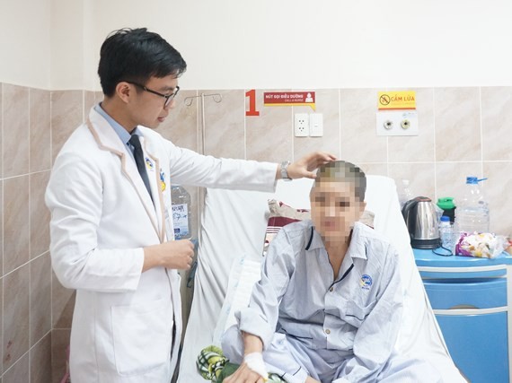 Vietnamese surgeons remove big brain tumor to save patient