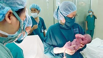Doctors perform C-section to save pregnant with liver tumor