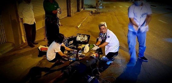 Medical workers of the emergency center provide first-aid  to traffic accident victims (Photo: SGGP)