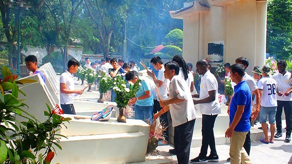 People burn incense at Dong Loc junction historic site (Photo SGGP)