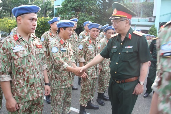 Senior lieutenant-general Nguyen Chi Vinh encourages soldiers  to fulfill mission (Photo: SGGP)