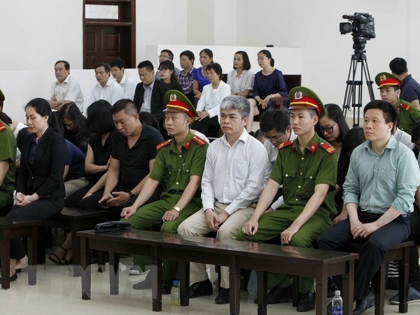 Former Chairman of the Board of Directors of OceanBank Ha Van Tham (first, right) and former  General Director of OceanBank Nguyen Xuan Son (third, right) at the appeal trial (Photo: VNA)