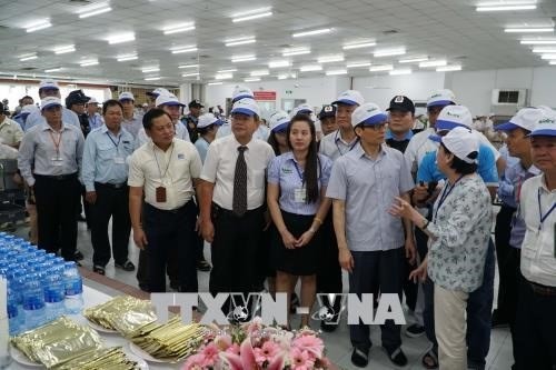 Deputy PM Vu Duc Dam (second right) is examining food safety at a workers' canteen in the Tan Thuan Processing Zone in HCM City’s District 7 (Photo: VNA)