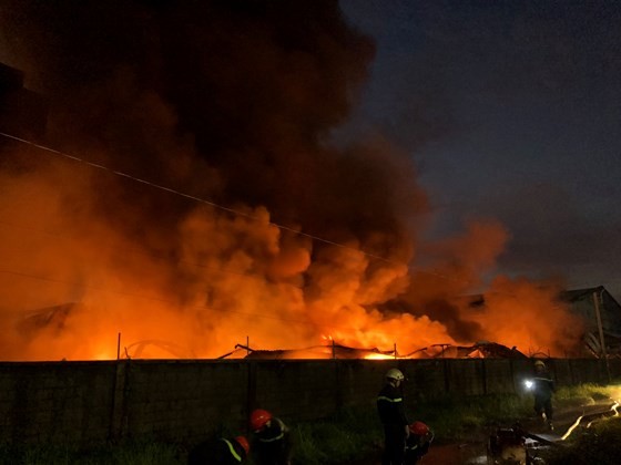 Hundreds of firefighters join fight to douse fire in Vinh Loc Industrial Park
