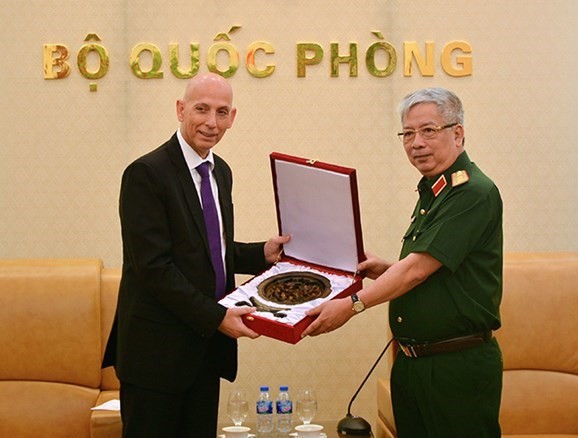 Deputy Defence Minister Nguyen Chi Vinh (R) presents a gift to Director of Israel’s Defence Export and Cooperation Agency Mishel Ben Baruch (Source: qdnd.vn)