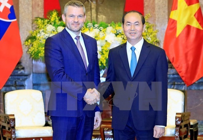 President Tran Dai Quang (R) shakes hands with Slovak Prime Minister Peter Pellegrini during his official visit to Vietnam in November 2017 (Photo: VNA)