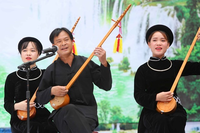 A performance of Then singing with Tinh gourd lute at the festival (Photo: VNA)